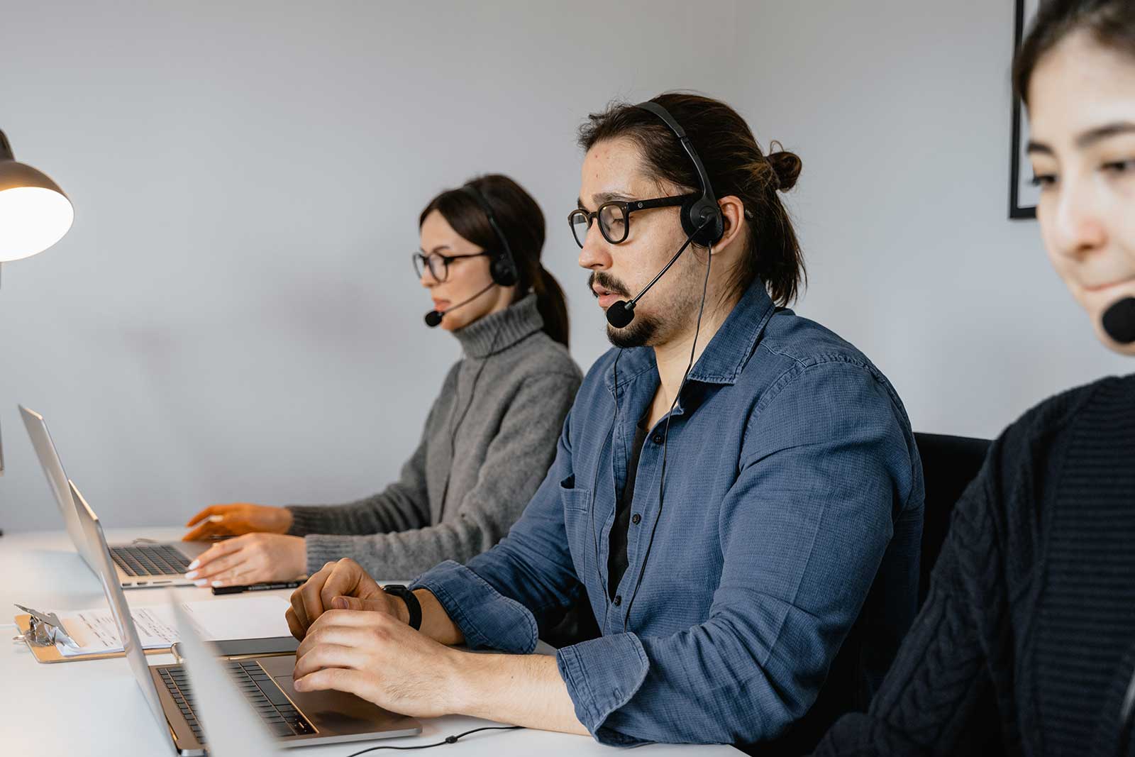 Foto de MART  PRODUCTION: https://www.pexels.com/es-es/foto/hombre-gente-oficina-trabajando-7709227/